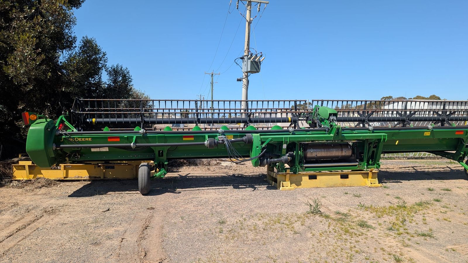 John Deere 740D 40ft flex draper front, full side profile from the drive end