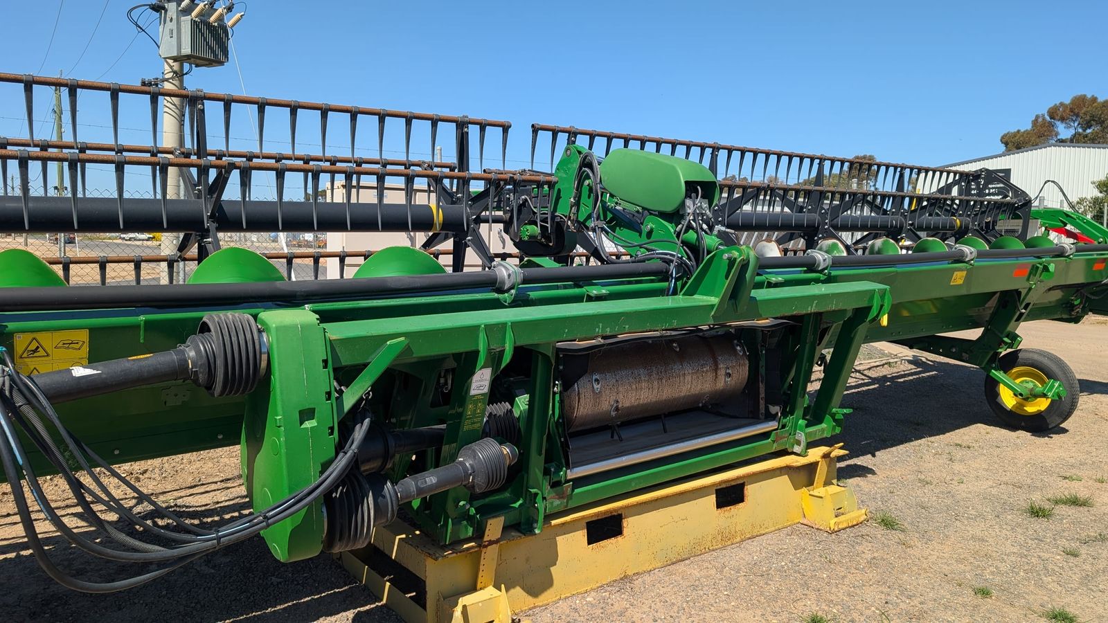 John Deere 740D 40ft flex draper front, knife drive gearbox at the end of the cutterbar