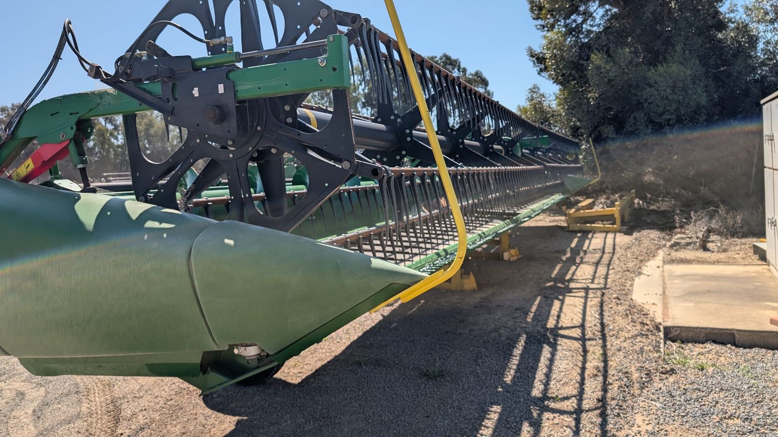 John Deere 740D 40ft flex draper front, divider point with the table running full length behind