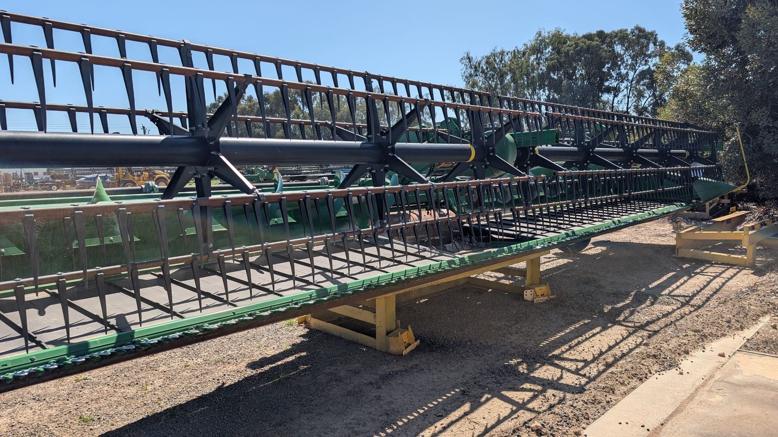 John Deere 740D 40ft flex draper front, reel tines running the full 40ft cutting width