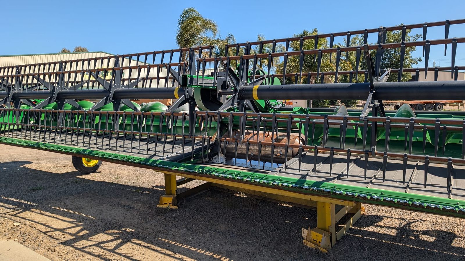 John Deere 740D 40ft flex draper front, reel and knife drive at the end of the table