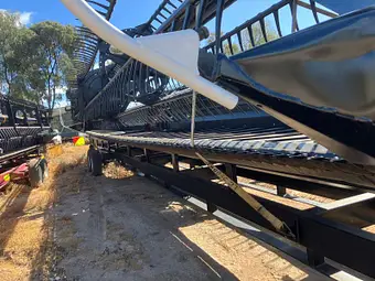 MacDon D60 40ft — reel and draper table, full length view